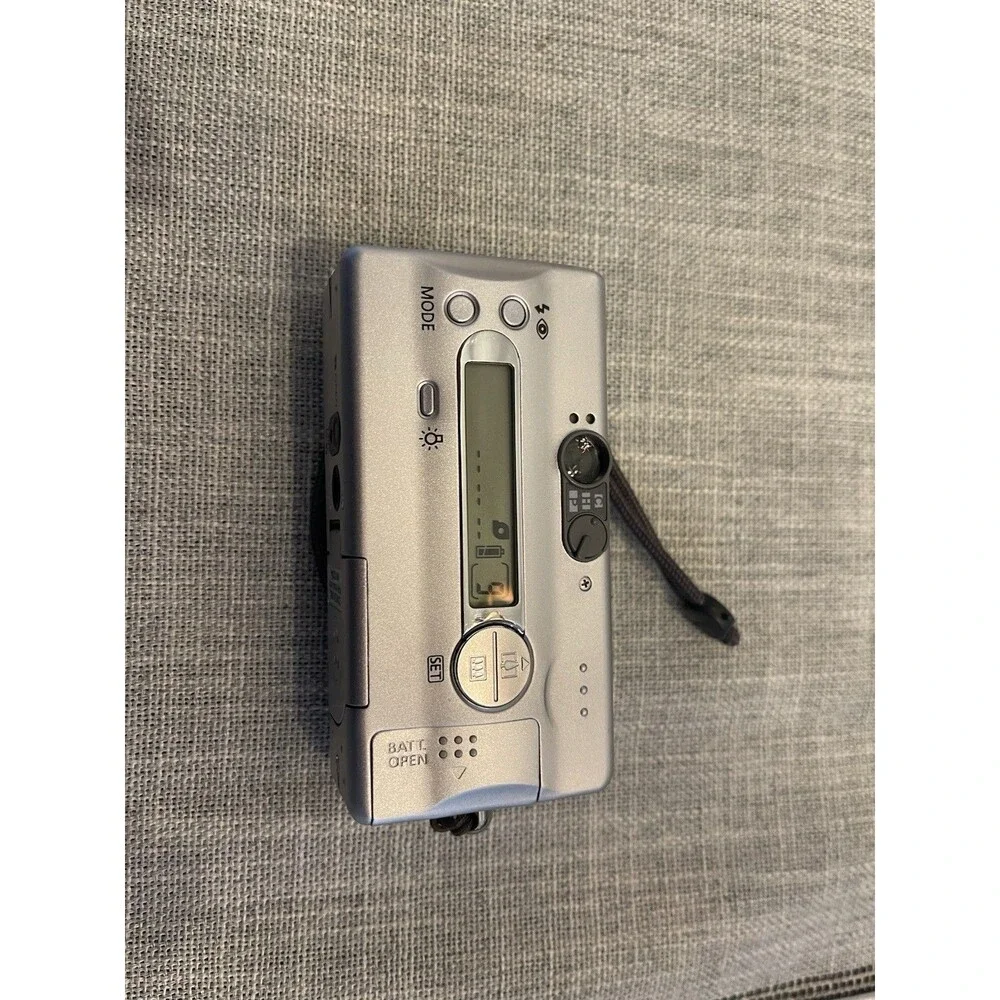 Canon PowerShot ELPH Compact Camera 2.1MP 2.4x Zoom Flash USB CR2 Silver w/ case